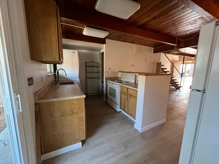 1160 Bonanza Ave #1 — Photo 4