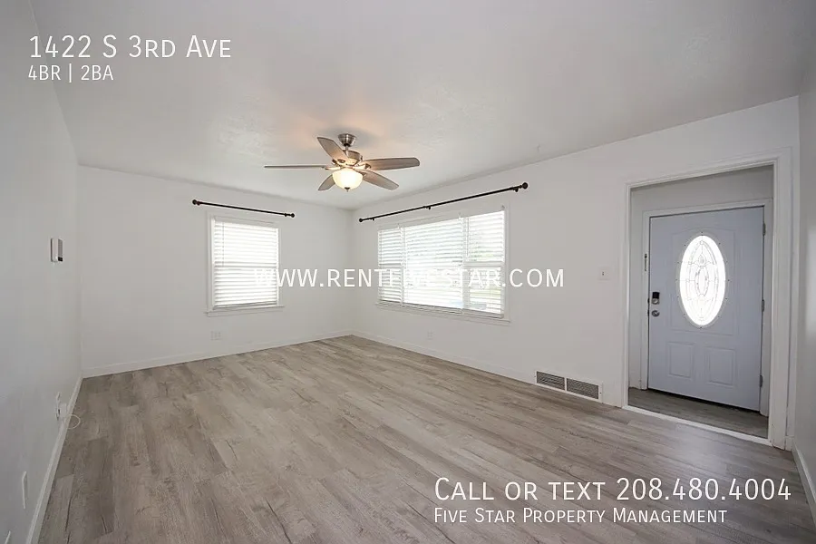 Beautifully Renovated 4 Bedroom House, Just Blocks From ISU Campus! — Photo 3
