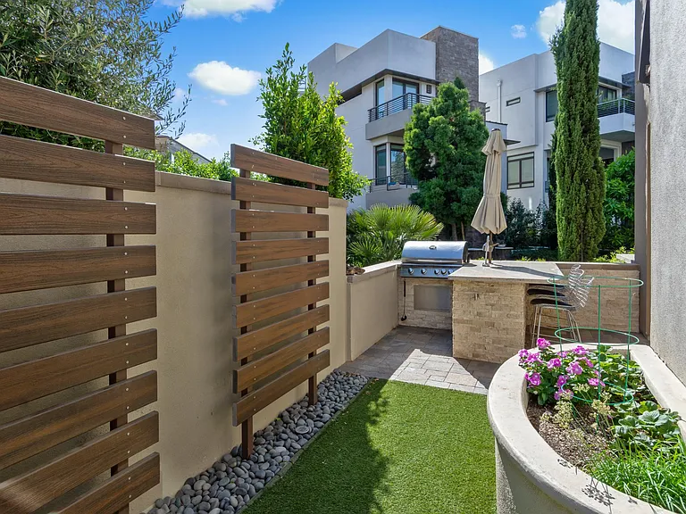 Courtyard with planter & BBQ
