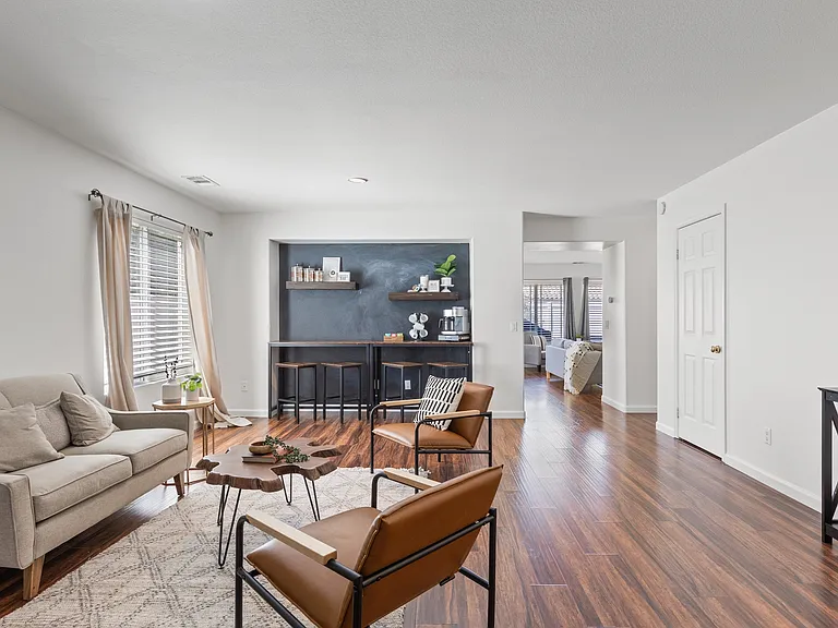 903 Valerie Ln — Photo 3