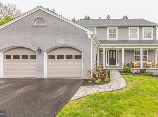 2049 Woodford Rd, Vienna, VA 22182