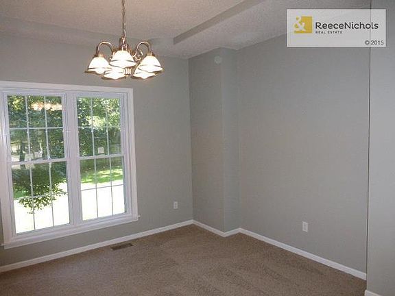 Formal dinging room with nice bump out for hutch.