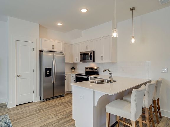 3rd image of 3108 Elm Hill Pike #B