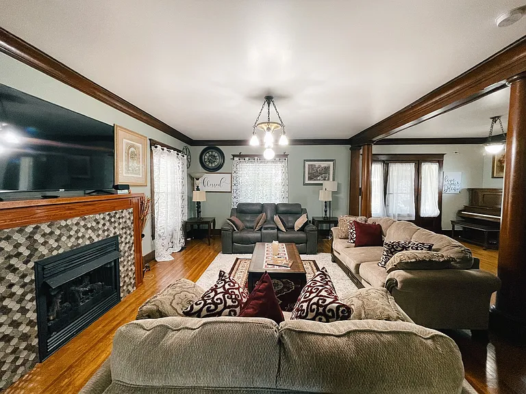 319 E Walnut St — Photo 7