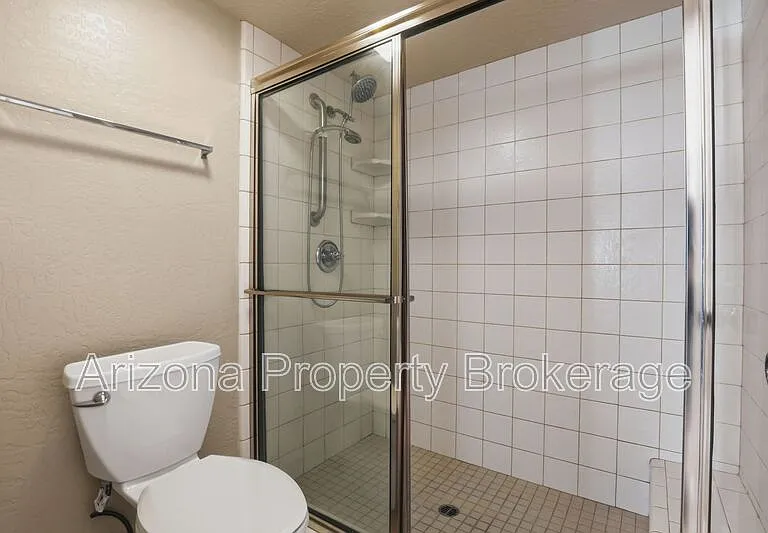 2192 E Balboa Dr — Photo 25