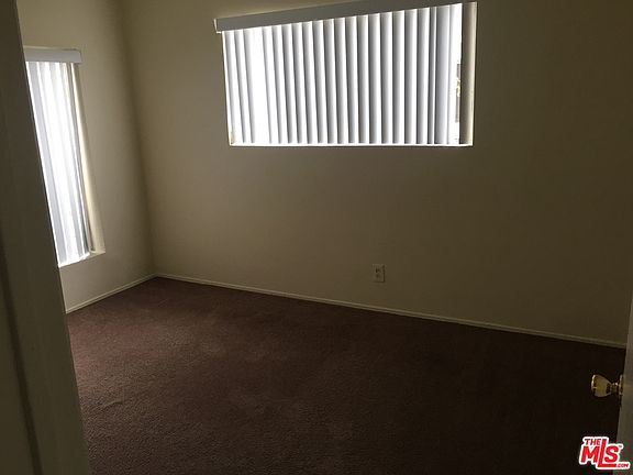 4th image of 423 E 61st St