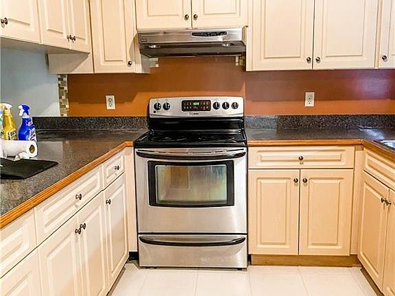 3rd image of 606 SE 6th St APT C