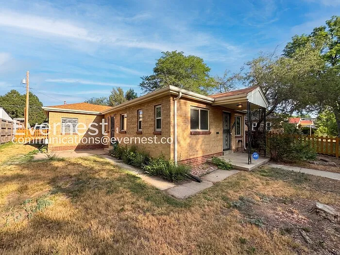 3 bed, 2.0 bath, 1000 sqft, $2,697 — Photo 3