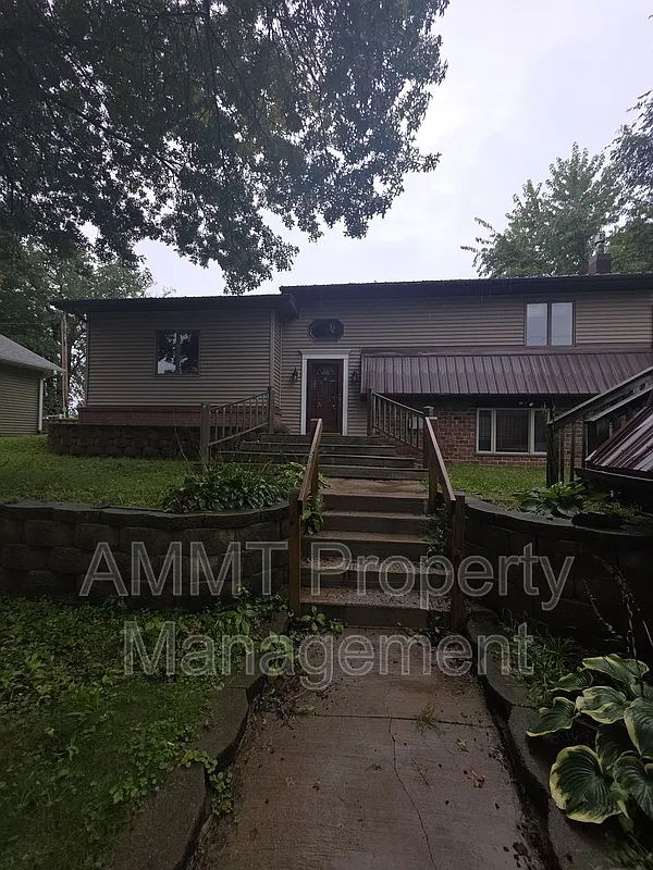 3 bed, 2.0 bath, 1393 sqft, $1,800 — Photo 1