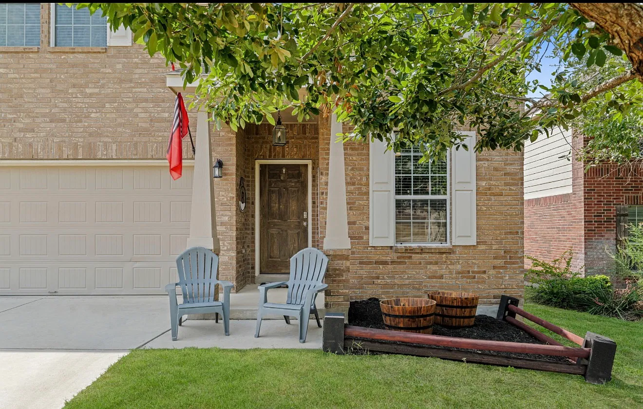 3 bed, 2329 sqft, $2,200 — Photo 1