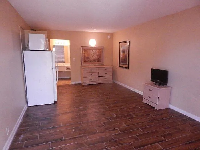 Studio, 1.0 bath, 300 sqft, $950 — Photo 3