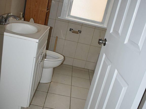 4th image of 6428 N Rockwell St #1