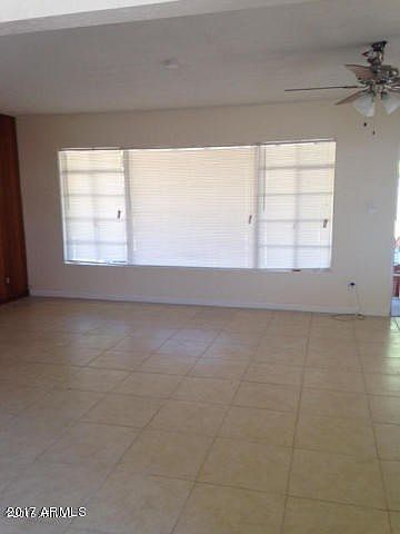 7007 N 14th Pl livingroom