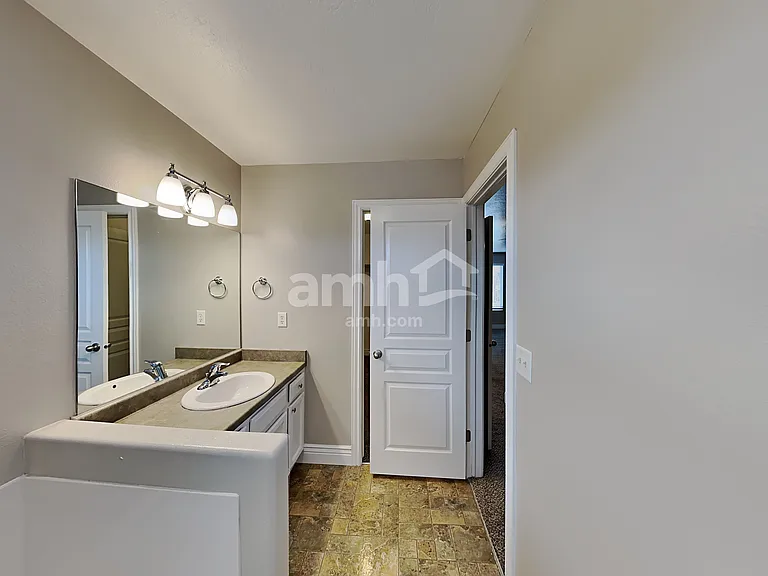 1460 S Heather Ln — Photo 11