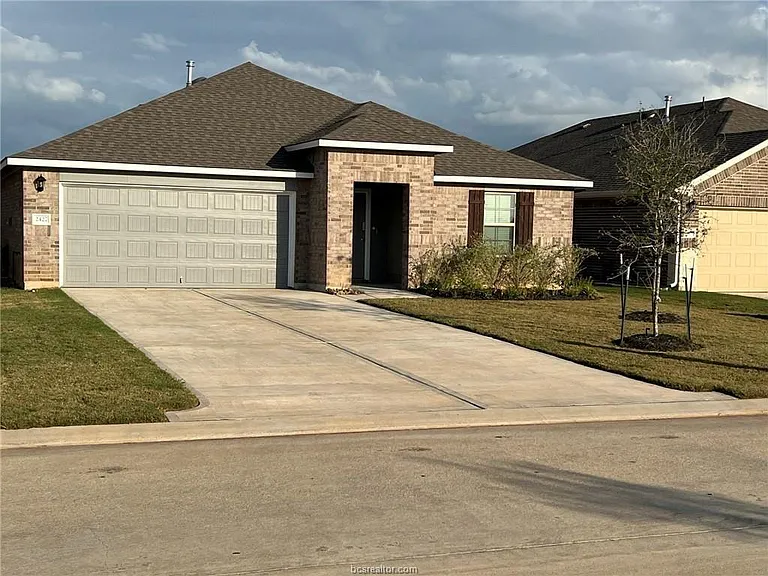 2427 Dog Leg Ln — Photo 1
