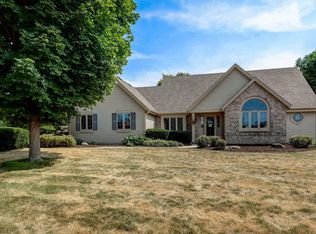 20065 W Rustic Ridge Dr, New Berlin, WI 53146