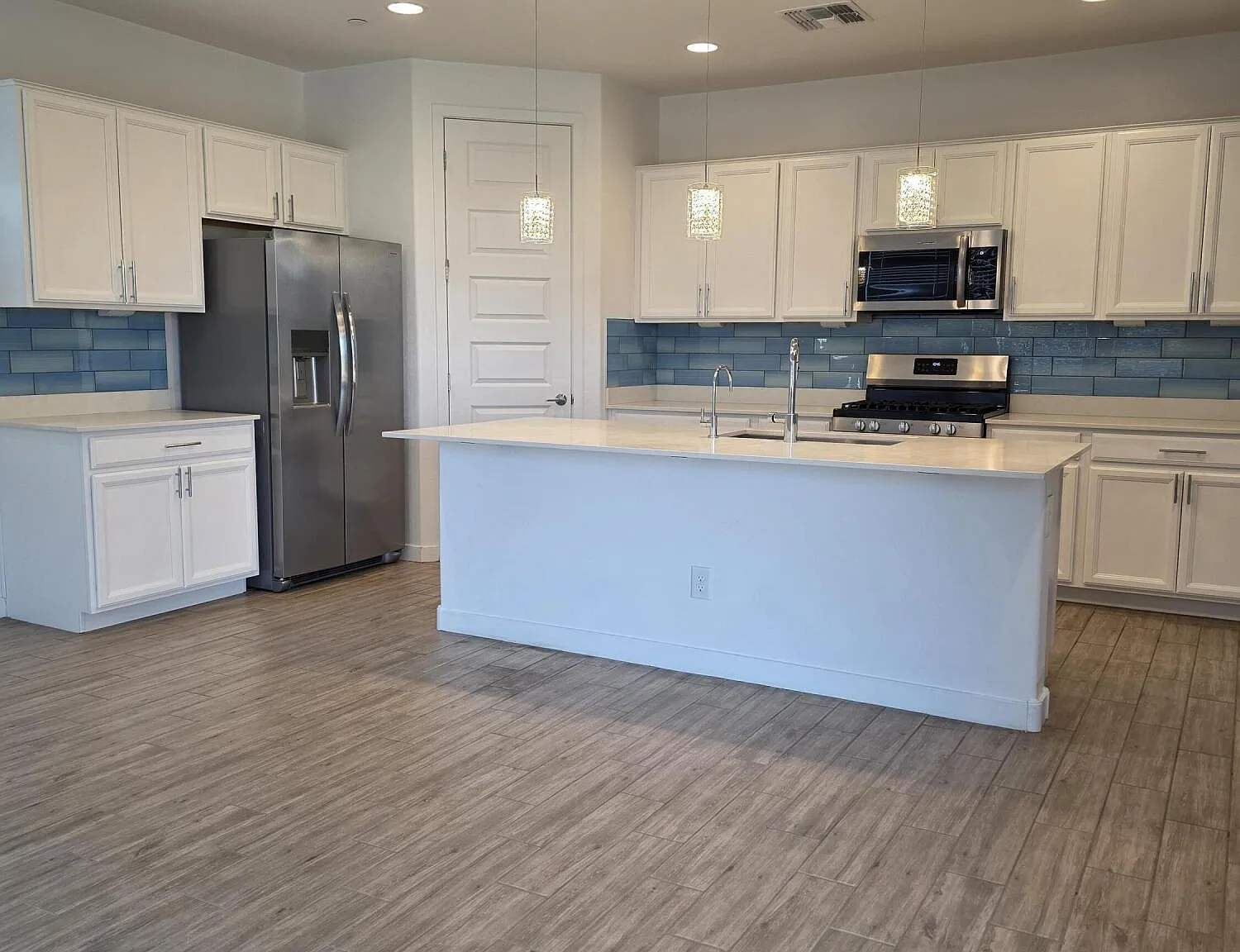 4 bed, 3.0 bath, 2546 sqft, $2,425 — Photo 4