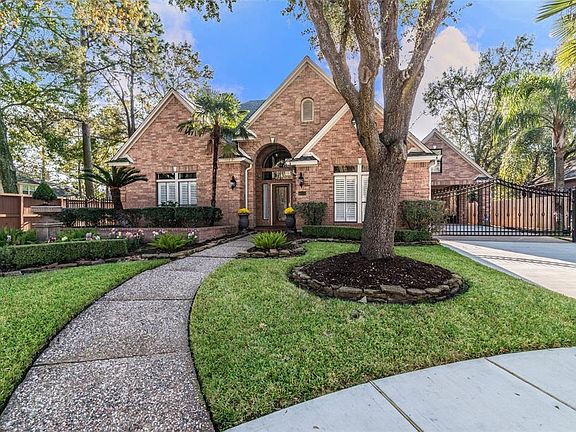 Well landscaped wiht curb appeal! Gated drive