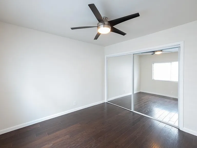 1222 W 39th St #6 — Photo 12