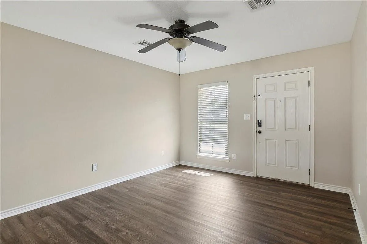 3 bed, 2.0 bath, 1095 sqft, $1,795 — Photo 3