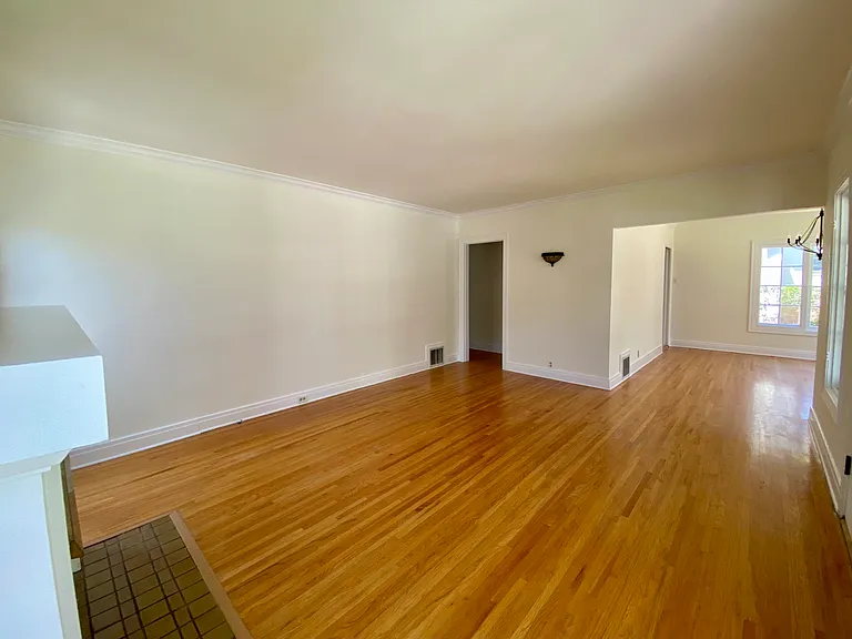 1051 N Wilson Ave — Photo 3