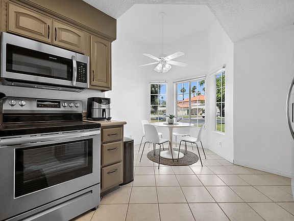 3rd image of 699 Vista Lago Cir N