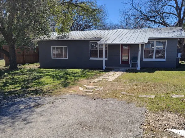 415 8th St, Bandera, TX 78003
