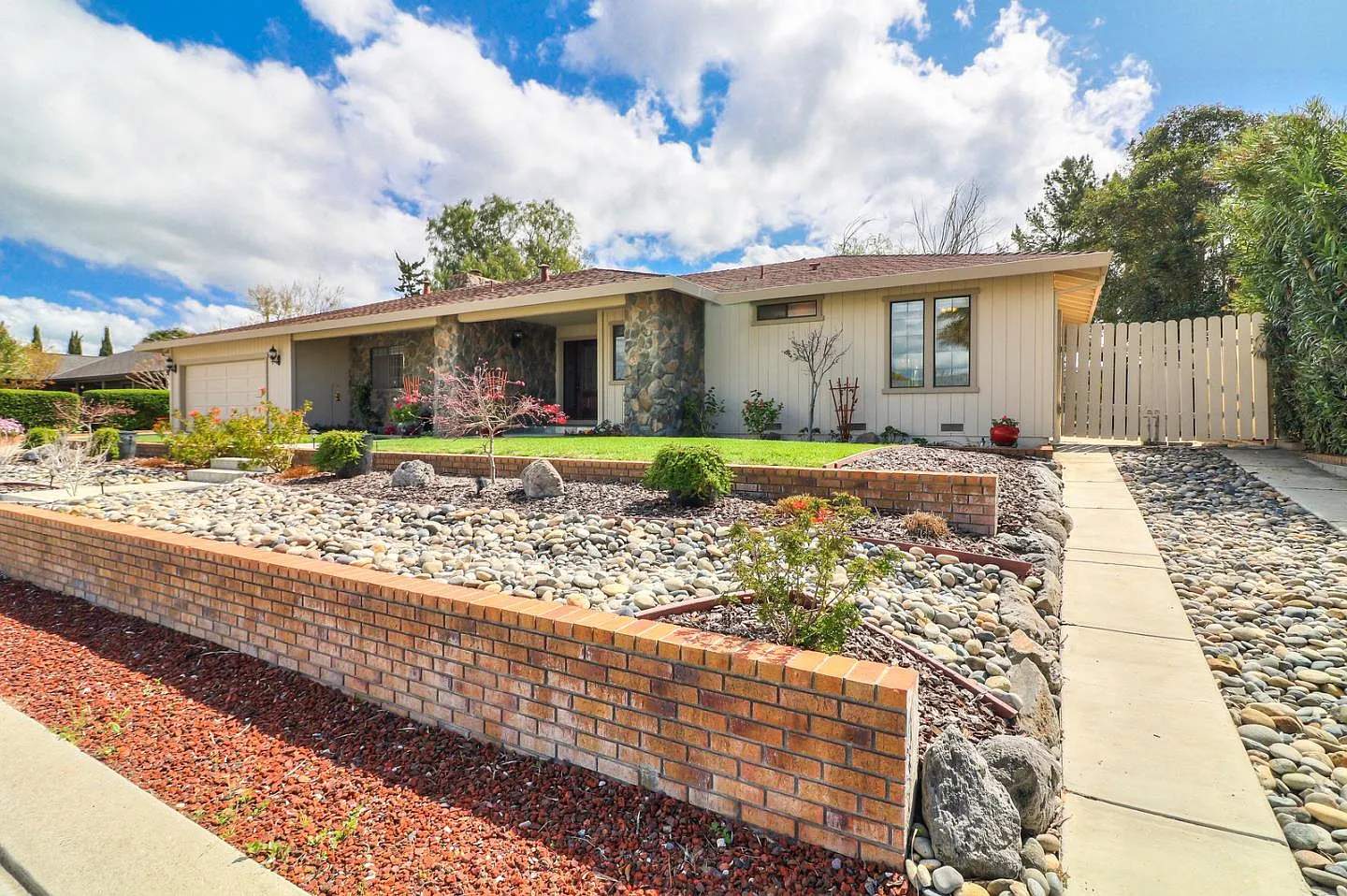 760 S Ridgemark Dr photo 1
