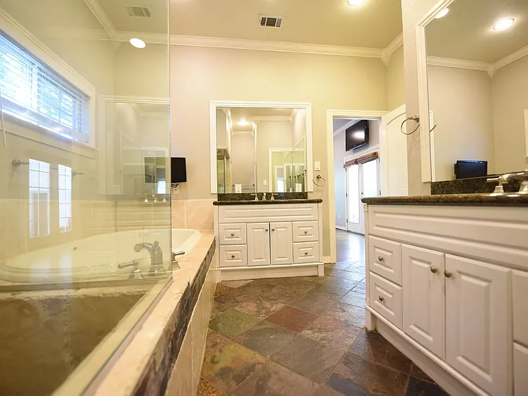 5606 Stanford Ave — Photo 5