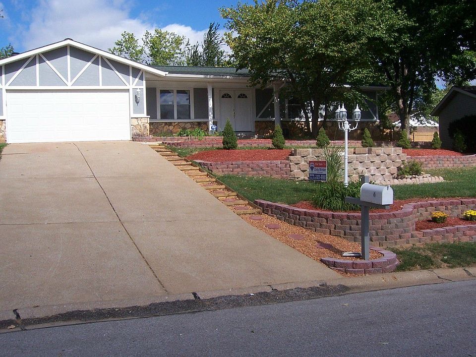 #6 Greenfield Court - The House That's Like Brand-New!!!!