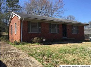 226 S Chesterman St, Holly Springs, MS 38635
