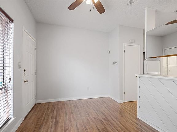 3rd image of 2210 Pearl St APT 205