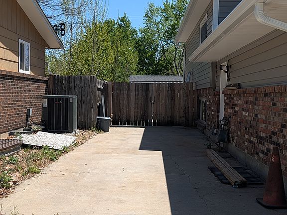 3rd image of 648 Buchanan Ln