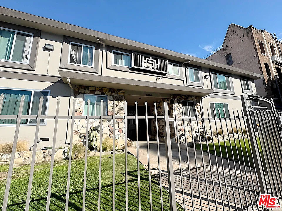 228 S Mariposa Ave #16