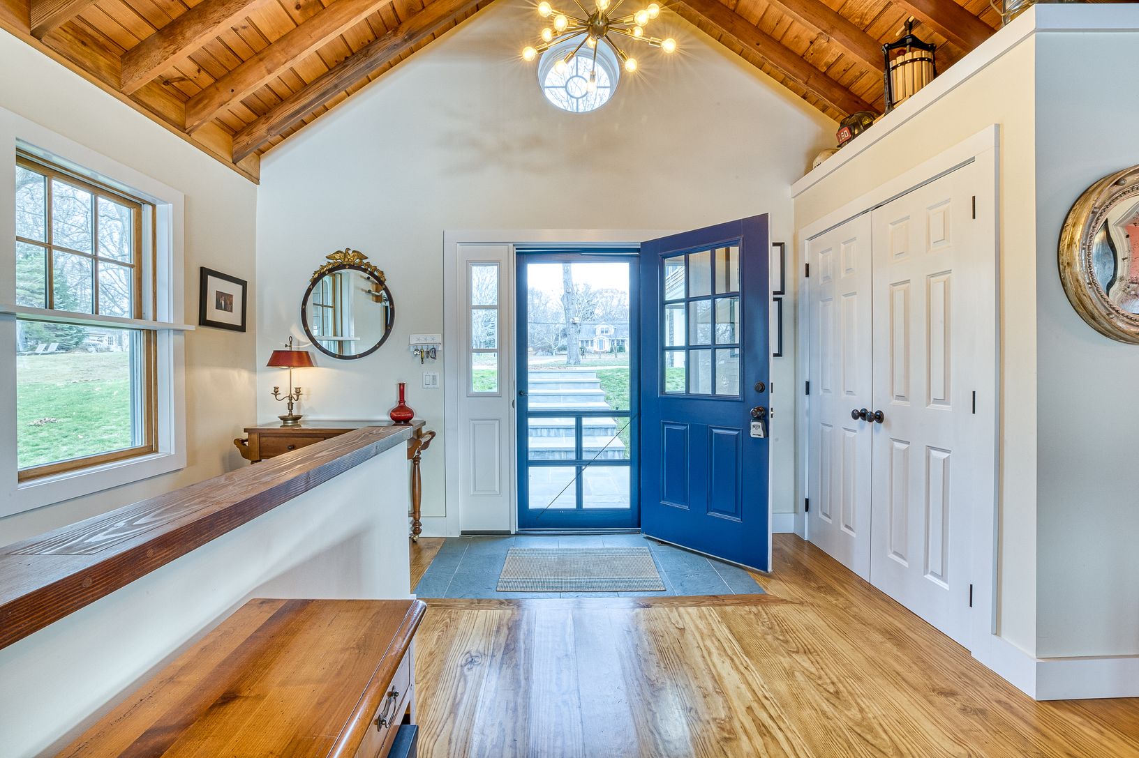 Foyer w Double Cloak Closet