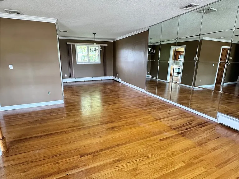 255 Brookside Ct — Photo 2