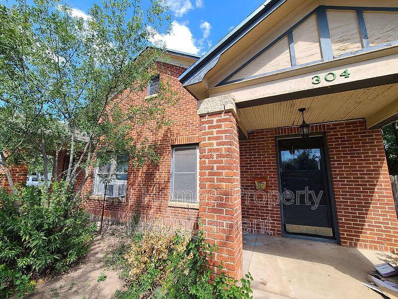 1st image of 304 S Van Buren St