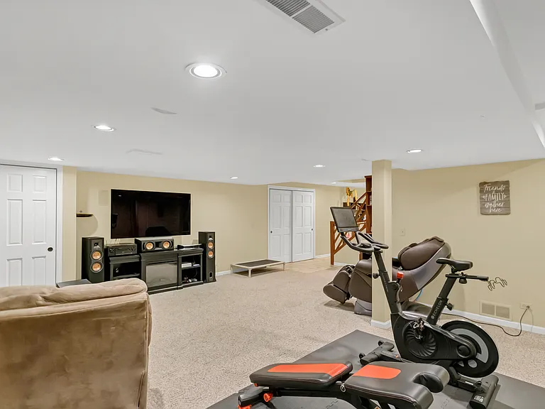 985 Chapel Ct N — Photo 40