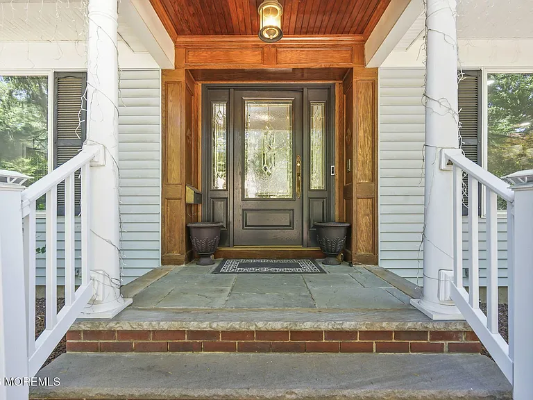 16 Phyllis Pl — Photo 3