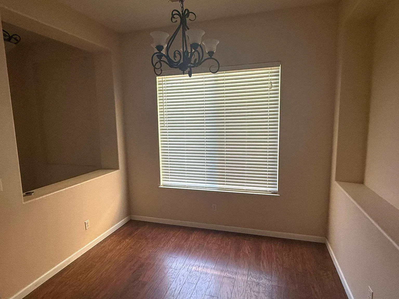 4 bed, 1937 sqft, $2,850 — Photo 2
