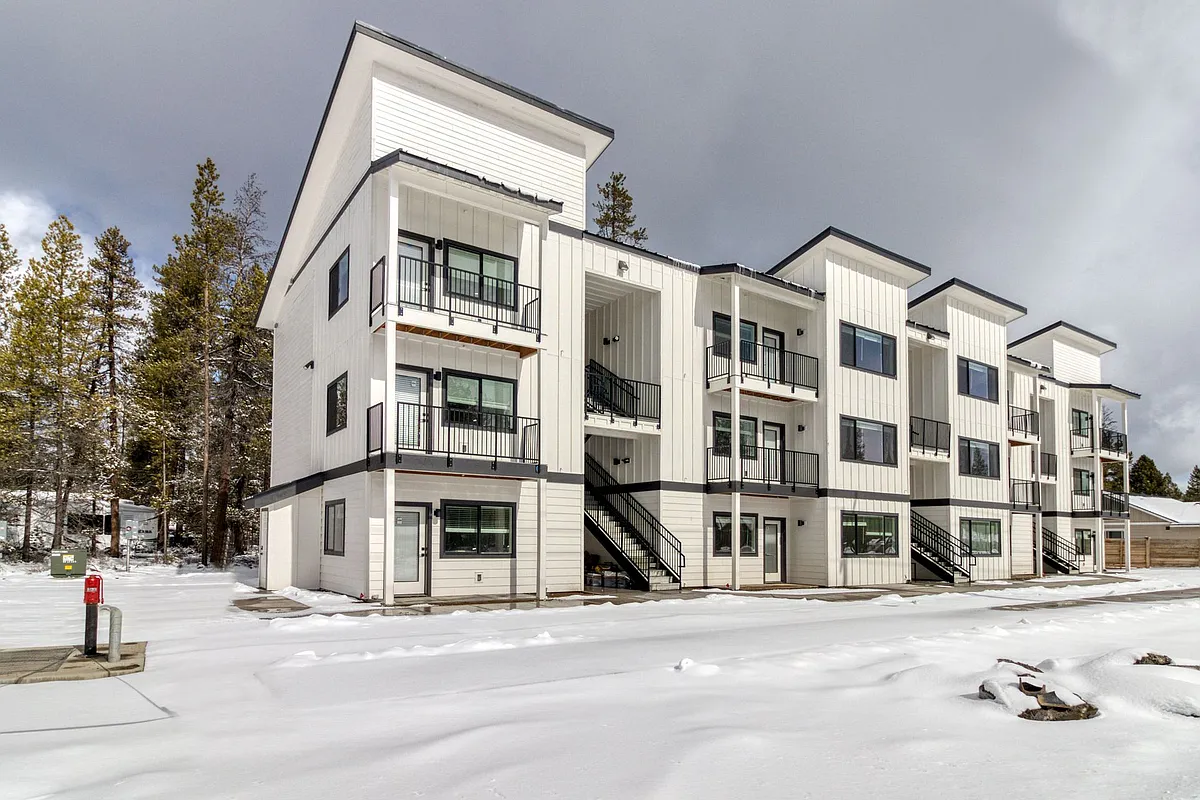 Building Photo - Luxury Apartment in La Pine!