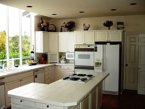 Kitchen w/ Center Island