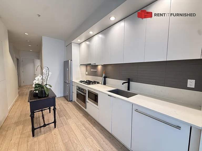 626 Alexander St — Photo 2