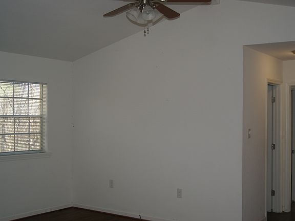 5th image of 118 Elaine St