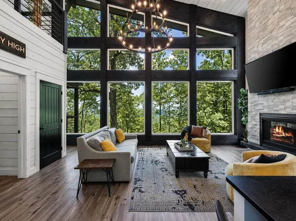 566 Moonshiners Springs Trl, Broken Bow, OK 74728