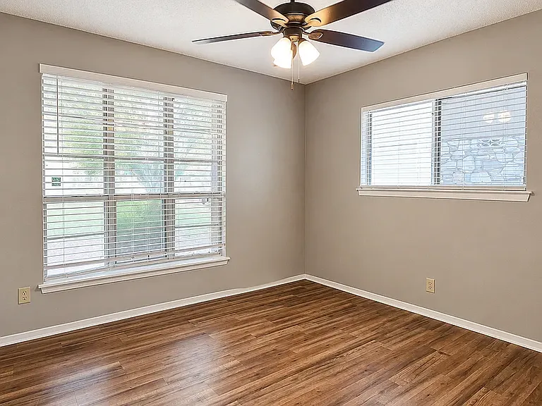 8603 Leyland — Photo 9