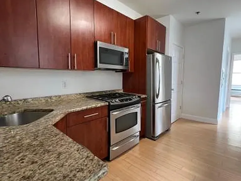 202 Monroe St #5 — Photo 6