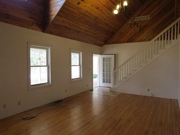 3rd image of 414 Pine Hill Dr