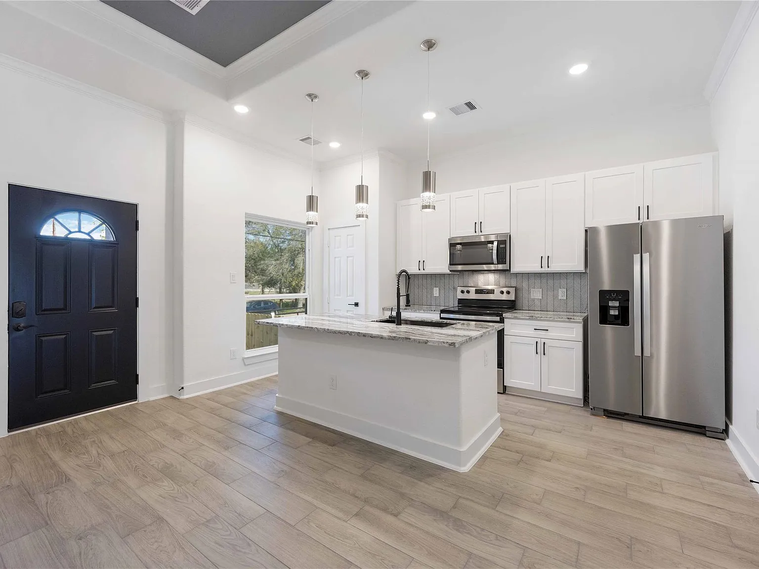 3 bed, 2.0 bath, 1200 sqft, $2,000 — Photo 2
