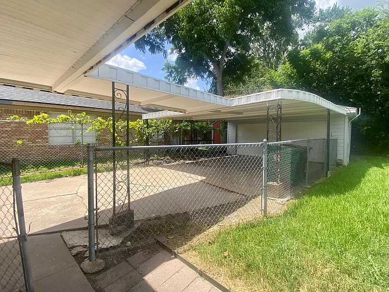 3118 Castlewood St — Photo 44